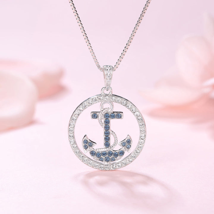 Nahaufnahme der Anker Halskette mit blauen und weissen Zirkonia – maritimer Schmuck fuer Frauen mit emotionaler Bedeutung