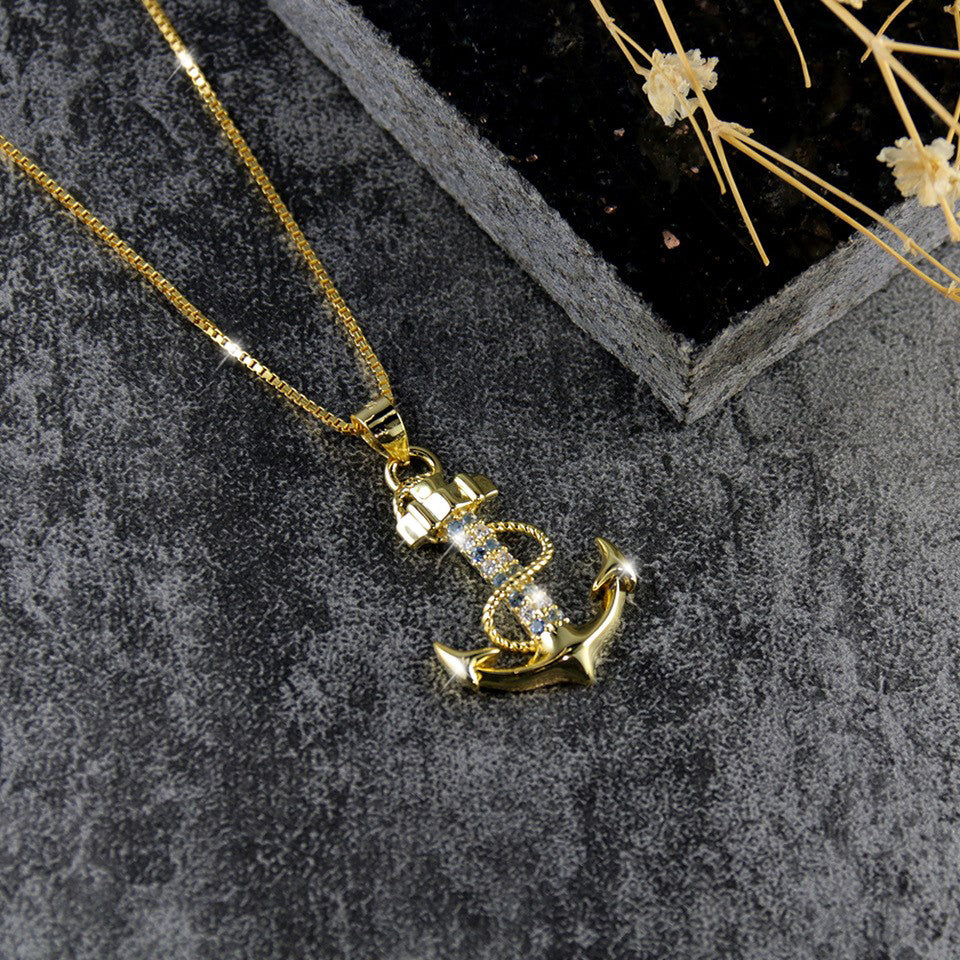 Goldene Ankerkette elegant in Szene gesetzt – symbolischer Schmuck fuer Damen mit emotionaler Botschaft