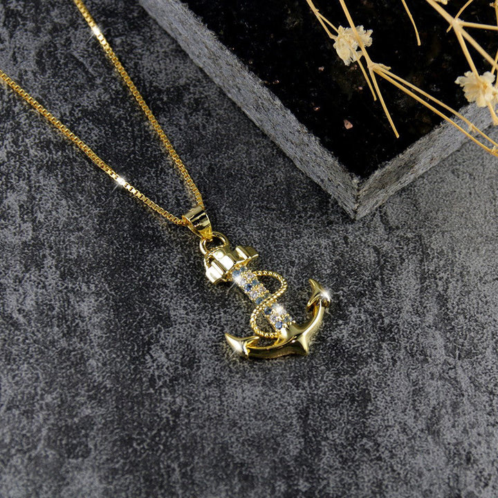 Goldene Ankerkette elegant in Szene gesetzt – symbolischer Schmuck fuer Damen mit emotionaler Botschaft