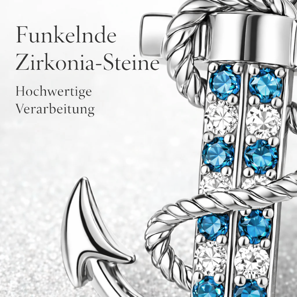 Makroaufnahme eines silberfarbenen Anker-Anhängers mit funkelnden blauen und weißen Zirkonia-Steinen