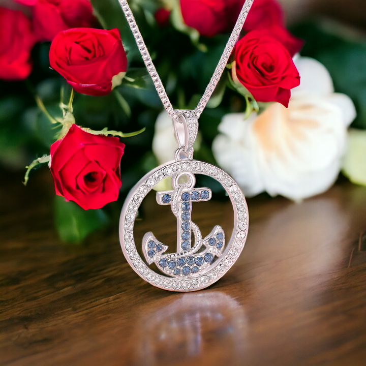Romantisches Bild der Ankerkette mit Rosen – maritimer Silberschmuck mit blauen und weissen Zirkonia fuer besondere Anlaesse