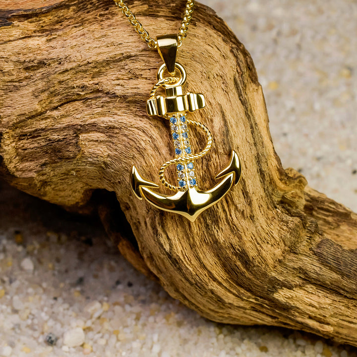 Ankerkette in Goldfarben auf Holz – symbolischer Schmuck fuer Frauen mit Naturverbundenheit und spiritueller Bedeutung