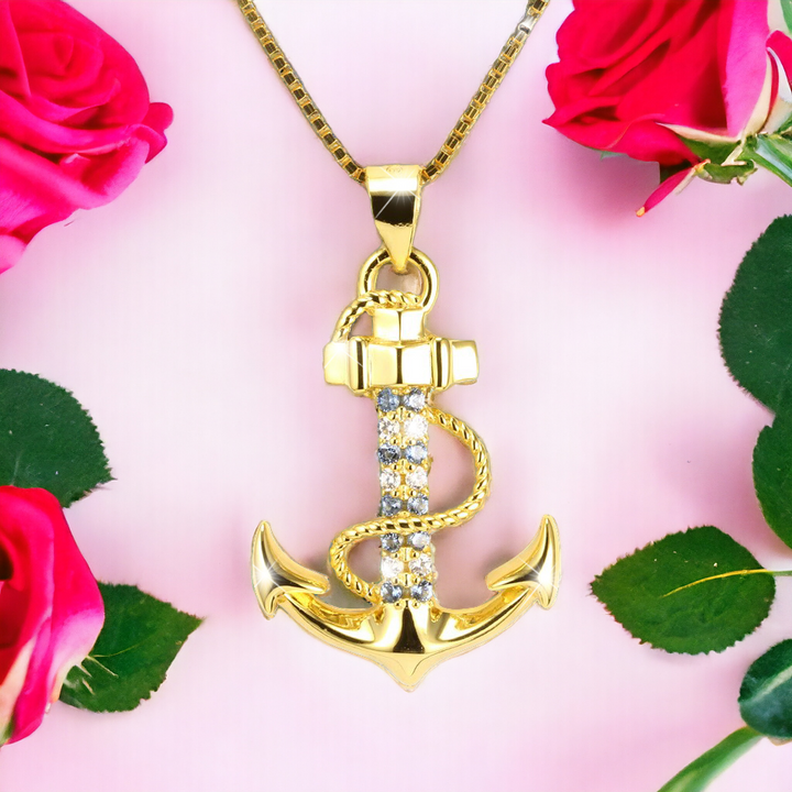 Goldene Ankerkette auf rosa Untergrund mit Rosen – romantisches Schmuckbild fuer Liebe, Hoffnung und Vertrauen