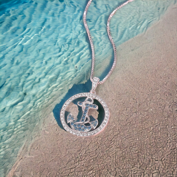 Ankerkette aus Silber mit blauen Zirkonia im Sand – maritimer Schmuck fuer Sommer, Urlaub und spirituelle Freiheit