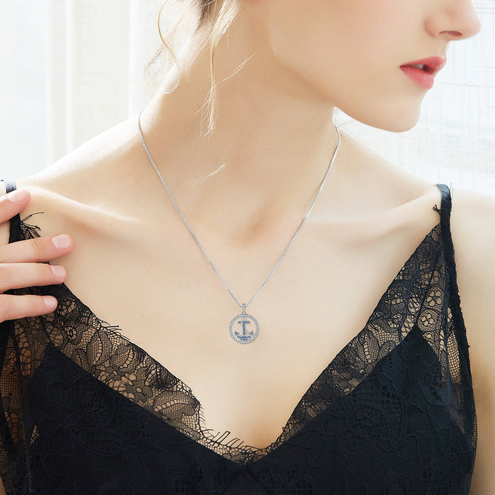 Model traegt Ankerkette mit blauen Zirkonia – edler Symbolschmuck aus 925er Silber fuer Damen mit Stil