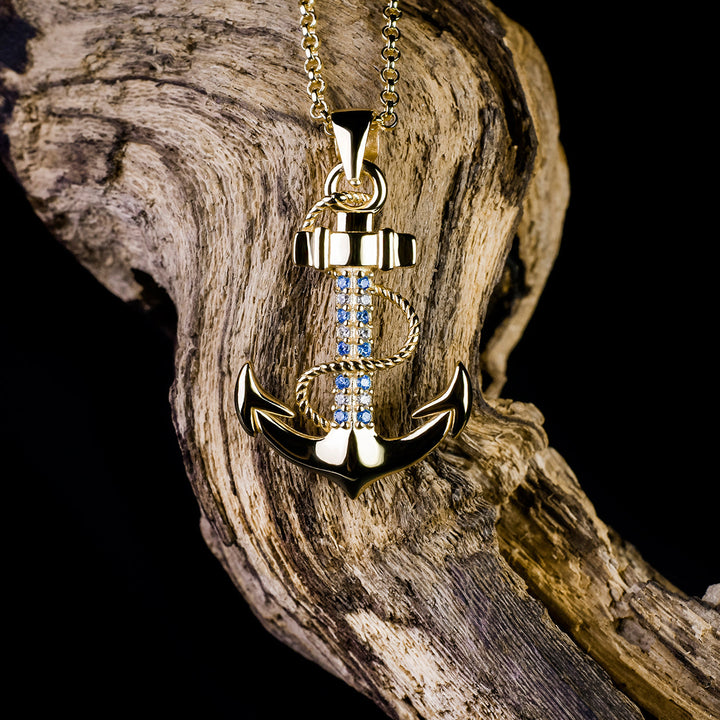 Goldene Ankerkette auf edlem Holz vor schwarzem Hintergrund – hochwertiger Symbolschmuck fuer Vertrauen und Liebe