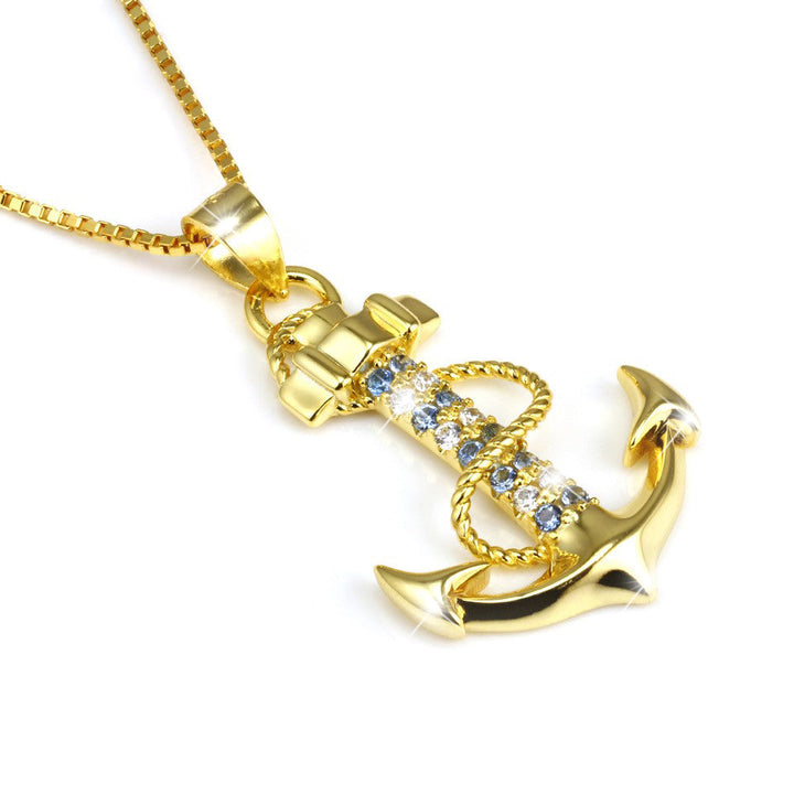 Schraeg fotografierte Ankerkette in Gold mit funkelnden Steinen – eleganter Symbolschmuck fuer Damen