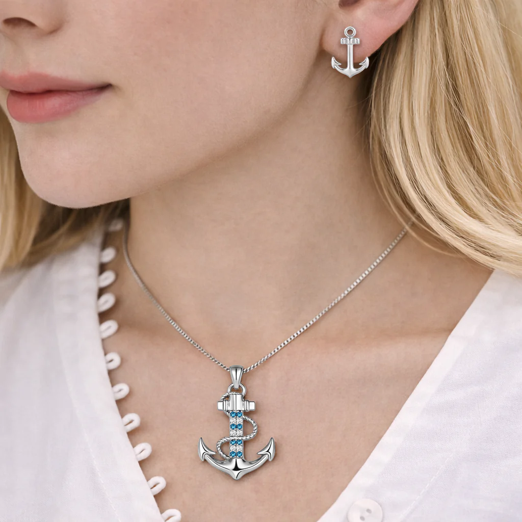 Damen Schmuckset mit silberfarbener Anker Halskette und passenden Anker Ohrsteckern mit blauen und weißen Zirkonia Steinen im maritimen Design am Model getragen