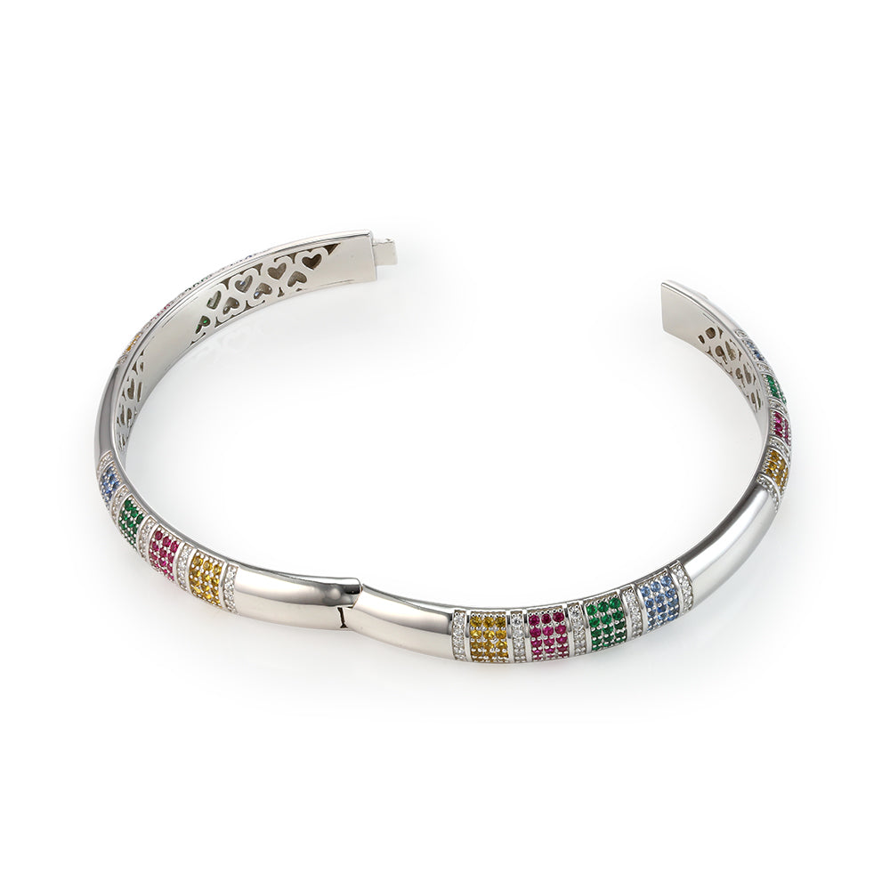 Detailaufnahme vom halboffenen Armreif Rainbow Silber mit bunter Zirkonia-Besetzung – Schmuckfoto für Onlineshop