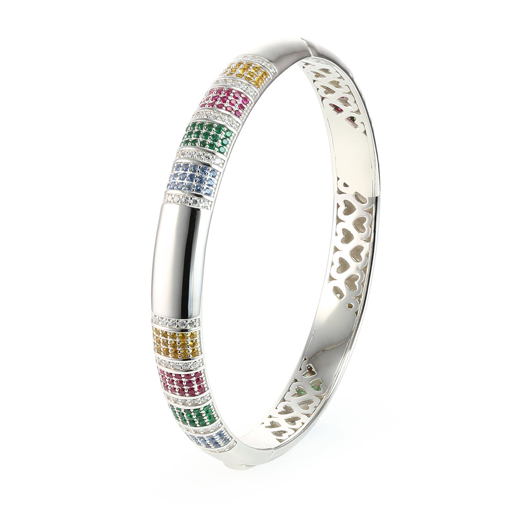 Eleganter Armreif Rainbow Silber, aufrecht und schräg abgelichtet – modernes Damenaccessoire mit farbenfrohen Zirkoniasteinen