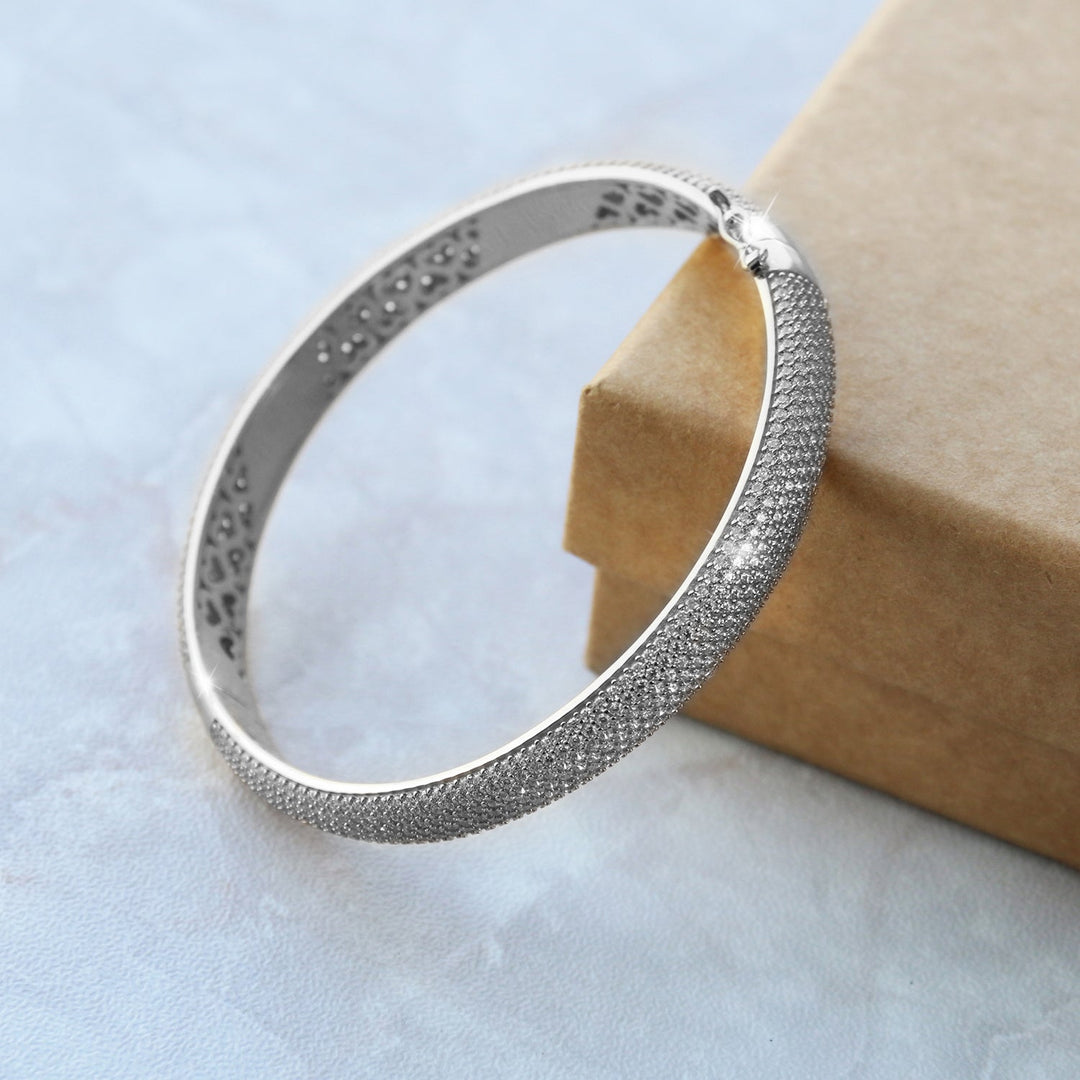 Fein gearbeiteter Damen Armreif Shine Silber mit 5A Zirkonia – aus 925er Sterlingsilber, modernes Design in edler Nahaufnahme