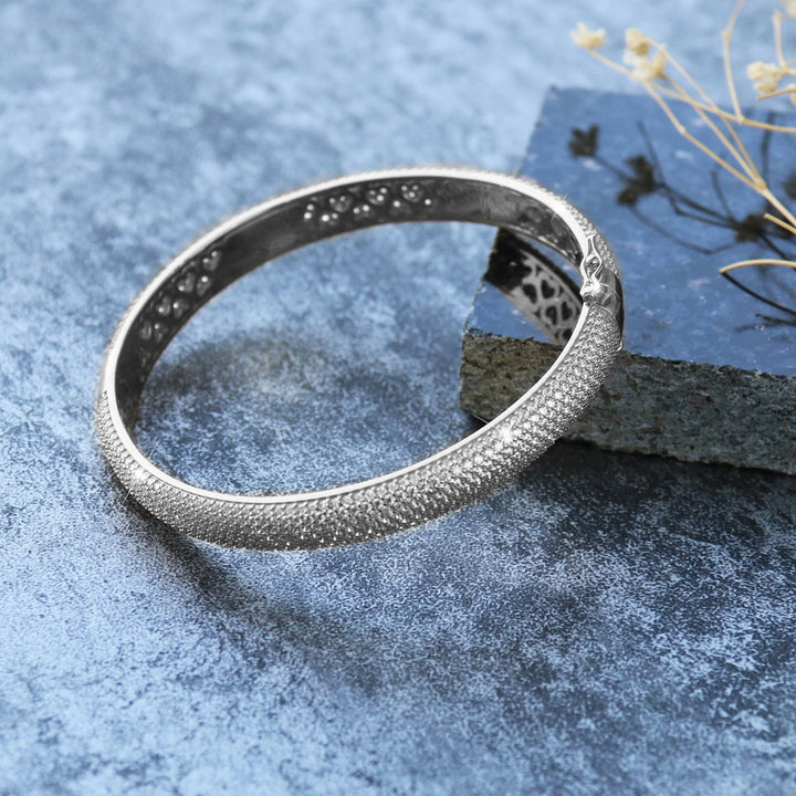 Luxuriöser Damenarmreif Shine aus Sterling Silber mit Zirkoniasteinen – präsentiert in hochwertiger Szene mit Schmuckbox