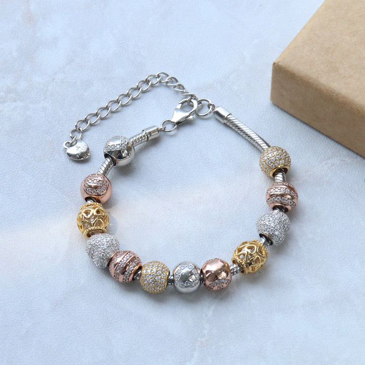 Modernes und stilvolles Damen Bettelarmband mit farbigen Beads und glänzenden 5A Zirkonia – gefertigt aus echtem 925er Silber, ein hochwertiger Blickfang für jedes Outfit.
