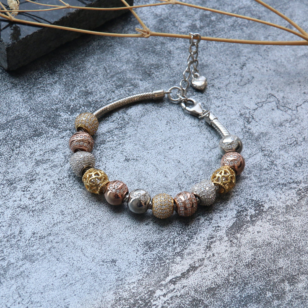 Handgefertigtes 925er Silber Bettelarmband mit funkelnden Zirkonia und filigranen goldenen, silbernen und roségoldenen Charms