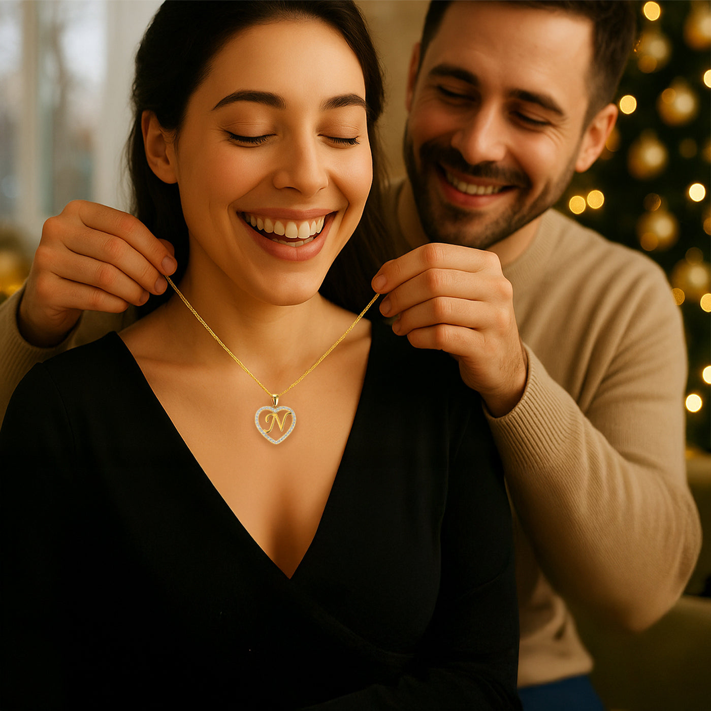 Strahlende Frau erhält eine goldene Herz-Kette mit Initiale – festlich, persönlich und elegant. Ideal für weihnachtliche Schmuckkampagnen und Geschenkideen mit Bedeutung.