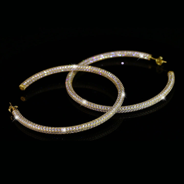 Glamouröse Zirkonia-Creolen in Gold – Creole Sparkly Elegance in funkelnder Flatlay-Präsentation