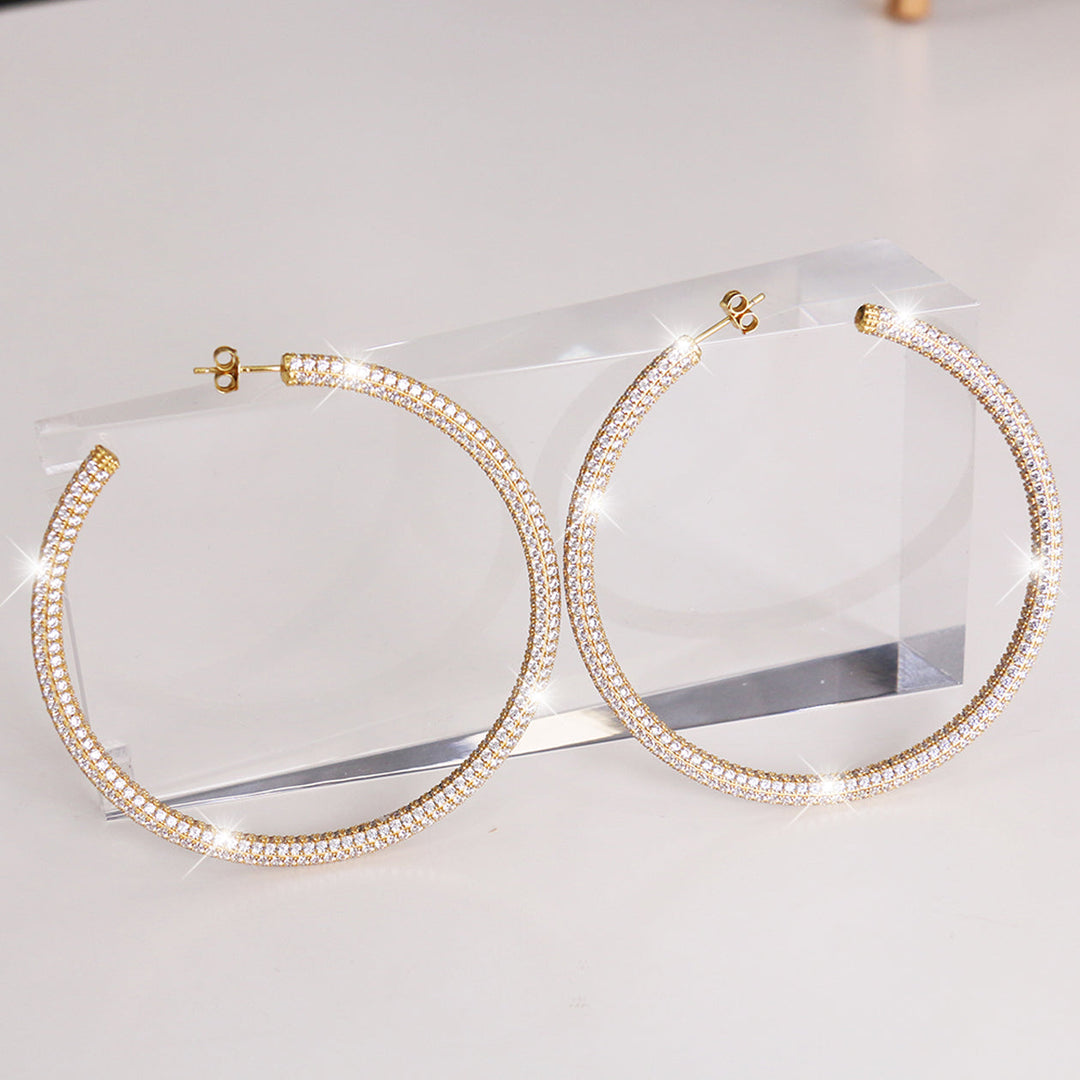 Creole Sparkly Elegance Gold – Zirkonia-Creolen stilvoll arrangiert auf einem Acryl-Display