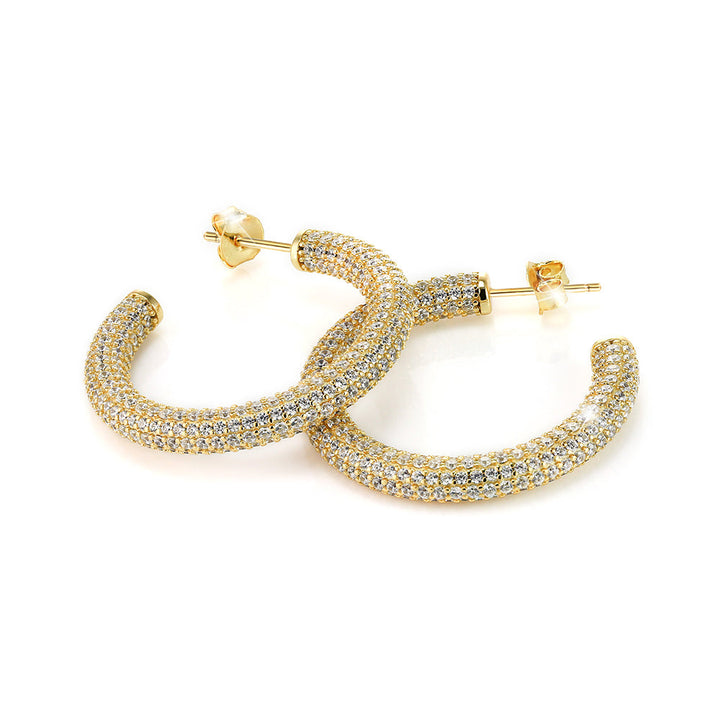 Luxuriöse Creolen Bonny in Gold – große Damen Hoop-Ohrringe aus 925 Sterling Silber, mehrfach vergoldet und besetzt mit funkelnden Zirkonia. Perfekter glamouröser Schmuck für Party, Abendkleid, Hochzeit, festliche Anlässe oder elegante Alltagslooks.