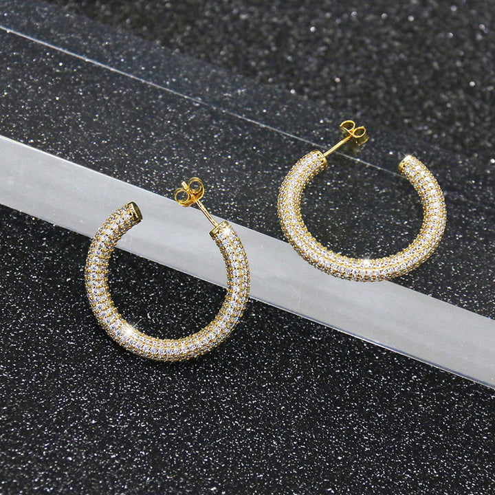 Glitzernde Creolen Bonny in Gold – Damen Hoop Ohrringe aus 925er Sterling Silber mit funkelnden Zirkonia, eleganter Ohrschmuck für festliche Outfits