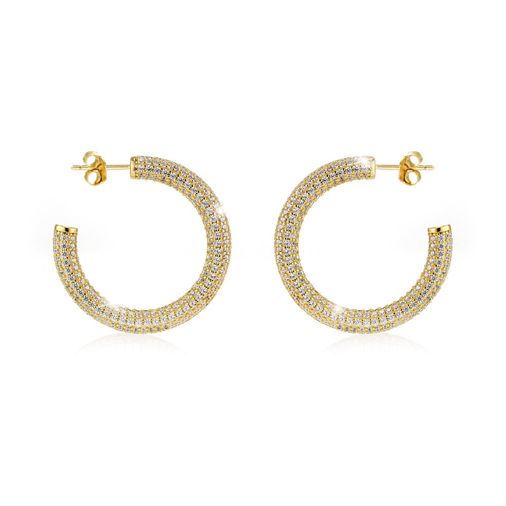 Seitliche Ansicht der vergoldeten Creolen Bonny – elegante Damen Hoop-Ohrringe aus 925 Sterling Silber mit Zirkonia-Pavé-Fassung. Funkelnder, edler Statement-Schmuck für festliche Anlässe, Party oder Hochzeit.
