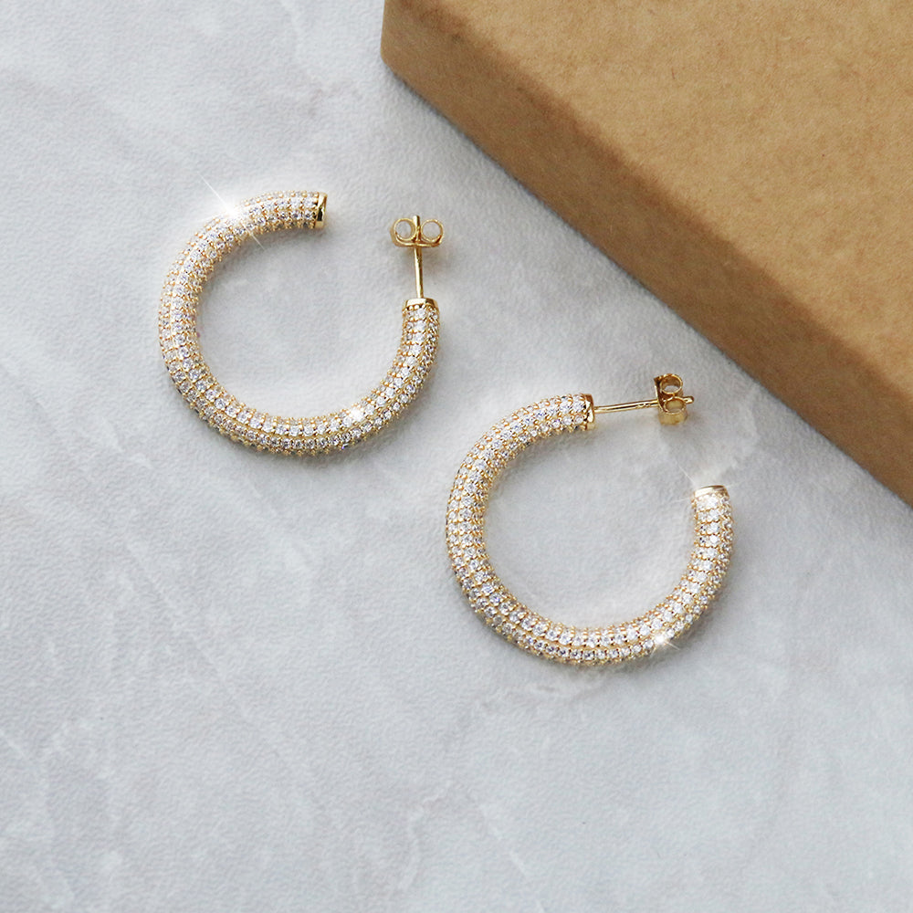 Creolen Ohrringe Bonny aus 925er Sterling Silber mit Zirkonia in Gold – elegante Damen Hoop Ohrringe, funkelnder Schmuck für festliche Anlässe oder den Alltag