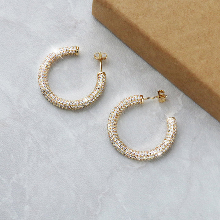Creolen Ohrringe Bonny aus 925er Sterling Silber mit Zirkonia in Gold – elegante Damen Hoop Ohrringe, funkelnder Schmuck für festliche Anlässe oder den Alltag