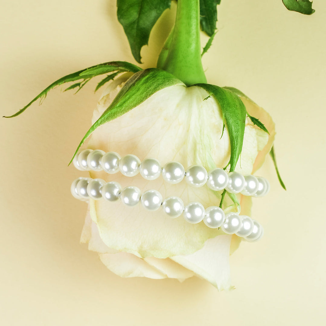 Creolen Perlentraum Silber mit Perlen vor grüner Blume – edler Damen-Schmuck für den Frühling oder die Hochzeit