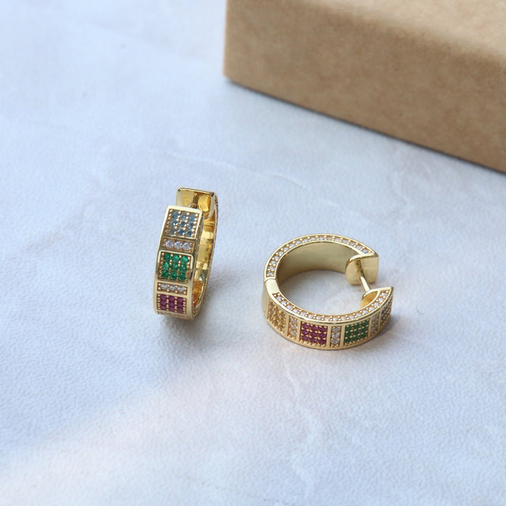 Goldene Creolen Rainbow mit bunten Zirkonia-Steinen – eleganter Damen Ohrschmuck vergoldet