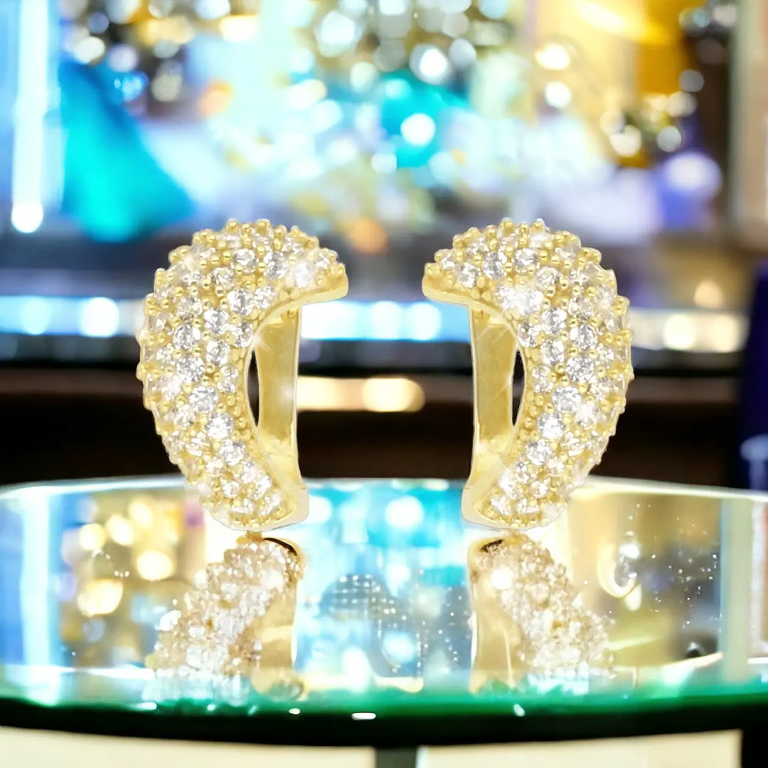 Stylische vergoldete Damen Creolen Ohrringe mit funkelnden Zirkonia – hochwertiger Schmuck im eleganten Schaufensterlook