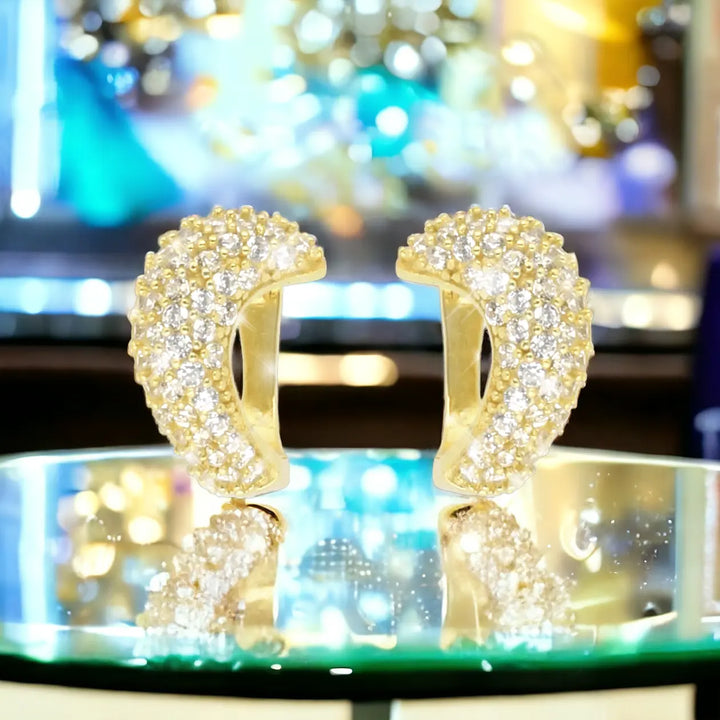 Stylische vergoldete Damen Creolen Ohrringe mit funkelnden Zirkonia – hochwertiger Schmuck im eleganten Schaufensterlook