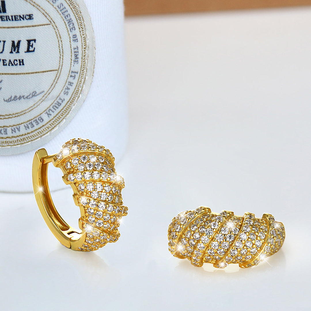 Creolen Stripes Gold – Elegante Damen-Creolen aus 925er Silber, 18K vergoldet, mit funkelnden 5A Zirkonia, luxuriöses Design.