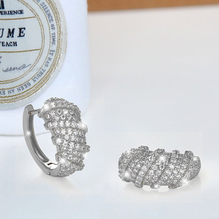 Video der Creole Stripes Ohrringe in Silber – glänzende 925er Silber-Creolen mit spiralförmiger Zirkonia-Fassung für Damen.