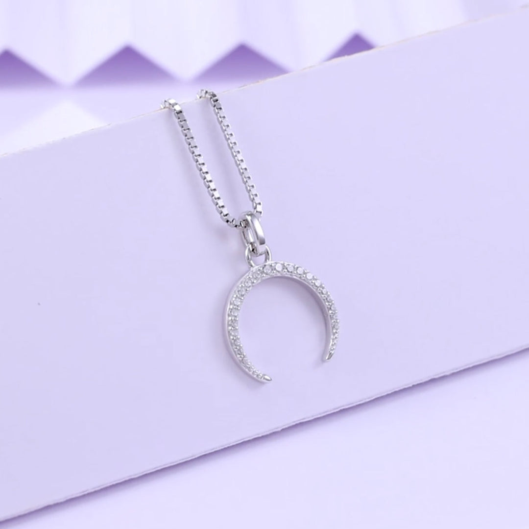 Crescent Halskette aus rhodiniertem 925er Silber – eleganter Mondschmuck mit 5A Zirkonia, perfekt als Geschenk fuer Frauen