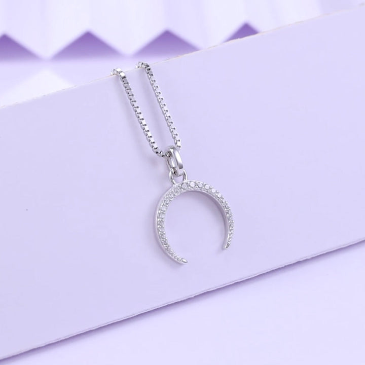 Crescent Halskette aus rhodiniertem 925er Silber – eleganter Mondschmuck mit 5A Zirkonia, perfekt als Geschenk fuer Frauen