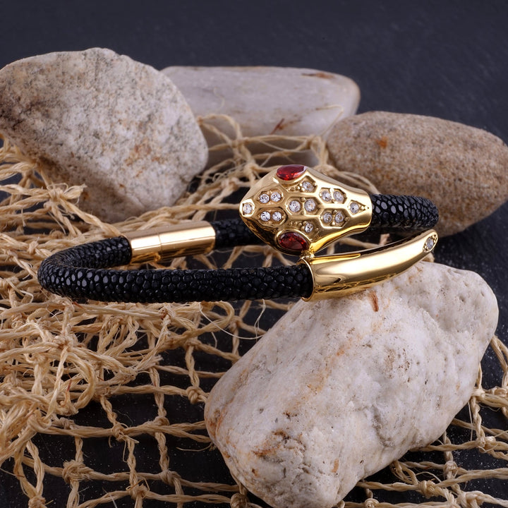 Edles Snake-Armband aus schwarzem Leder für Damen, mit vergoldetem 925er Silber und hochwertigen 5A Zirkonia – eleganter Damenschmuck.