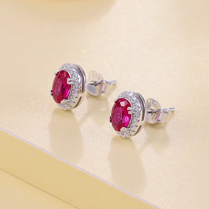 Stilvolle Damen Ohrstecker Fame aus 925 Sterling Silber mit rubinrotem Zirkonia und glitzerndem Kristallrahmen – perfekter Begleiter für den Alltag oder Abendlook