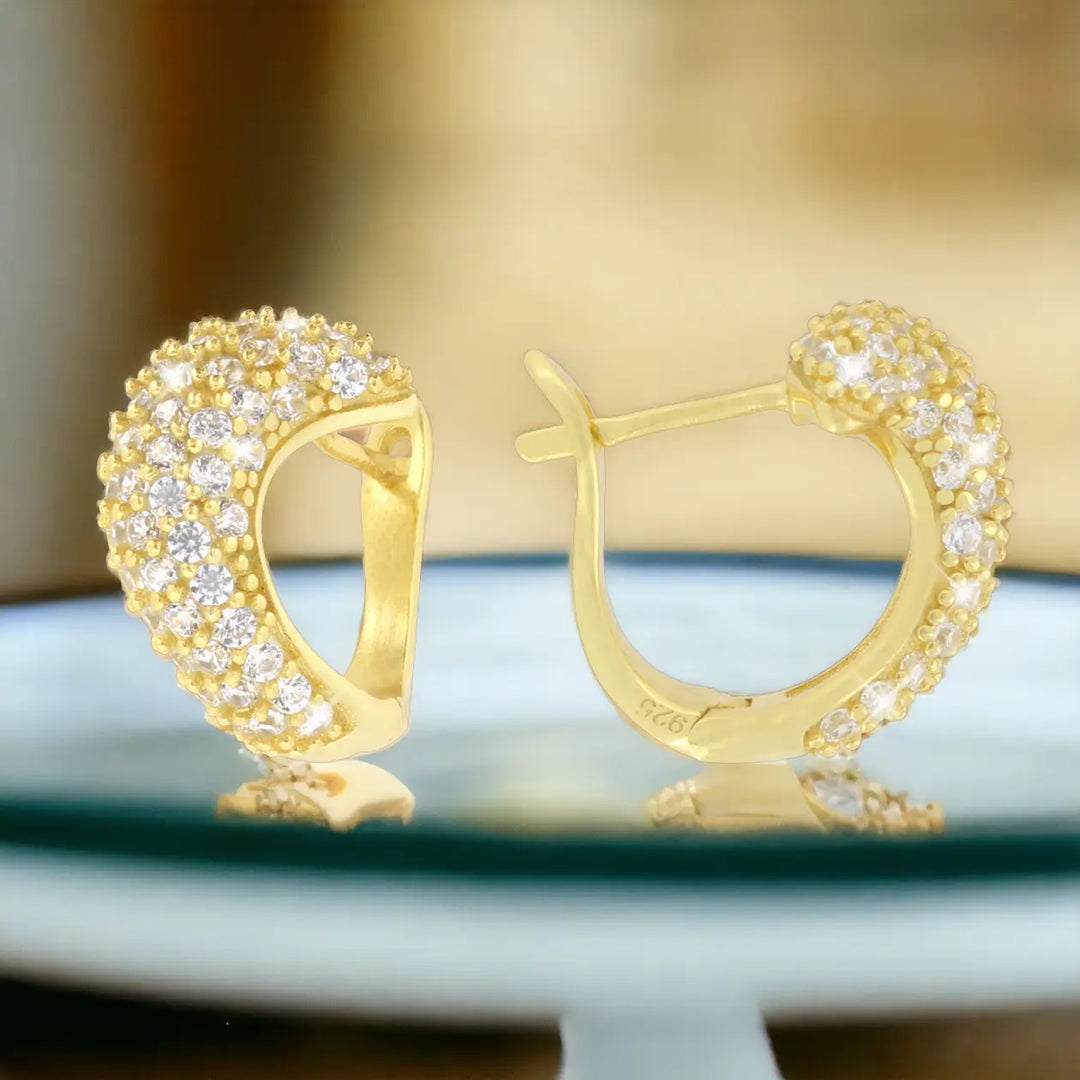Funkelnde Damen Schmuck Ohrringe Creolen mit 18K Vergoldung und Zirkonia auf Glasplatte – hochwertiger 925 Sterling Silber