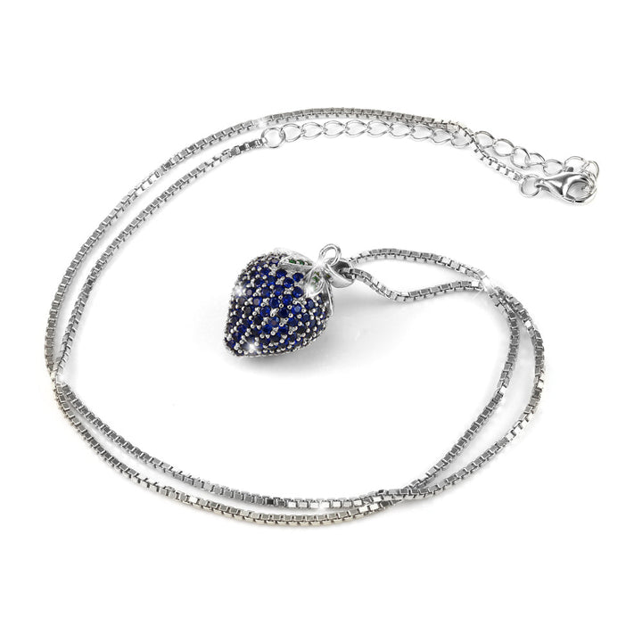 Glitzernde Erdbeer-Halskette in Silber mit blauen Zirkonia-Steinen – stilvoller Edelstein-Schmuck für Damen