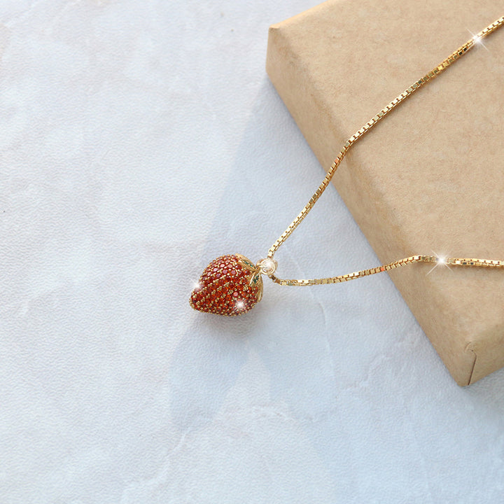 Erdbeer-Anhänger aus glitzerndem roten Zirkonia auf eleganter Goldkette – Schmuckstück aus vergoldetem 925 Sterlingsilber.