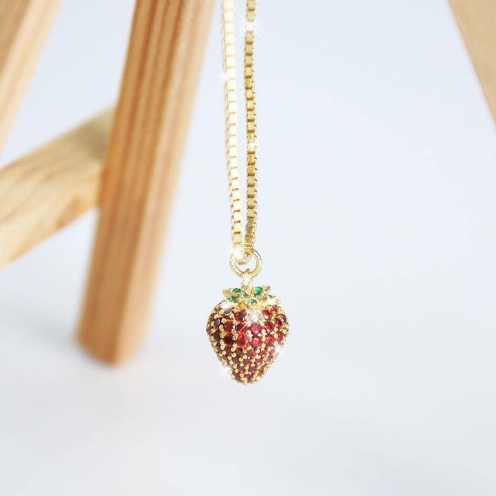 Detailansicht des Erdbeer-Anhängers an einer 925er Goldkette mit Zirkoniasteinen in Rot und Grün – eleganter, verspielter Frucht-Schmuck für Damen.