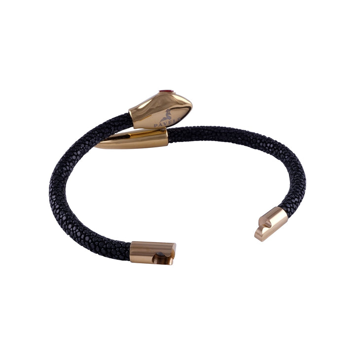 Trendiges Damen-Lederarmband in Snake-Optik aus schwarzem Leder, vergoldetem 925er Silber und glitzernden Zirkonia – modernes Modeaccessoire.