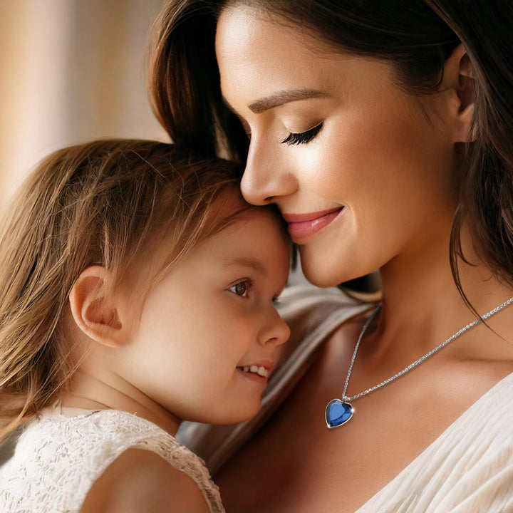 Frau kuschelt mit Kind – emotionaler Schmuck-Moment