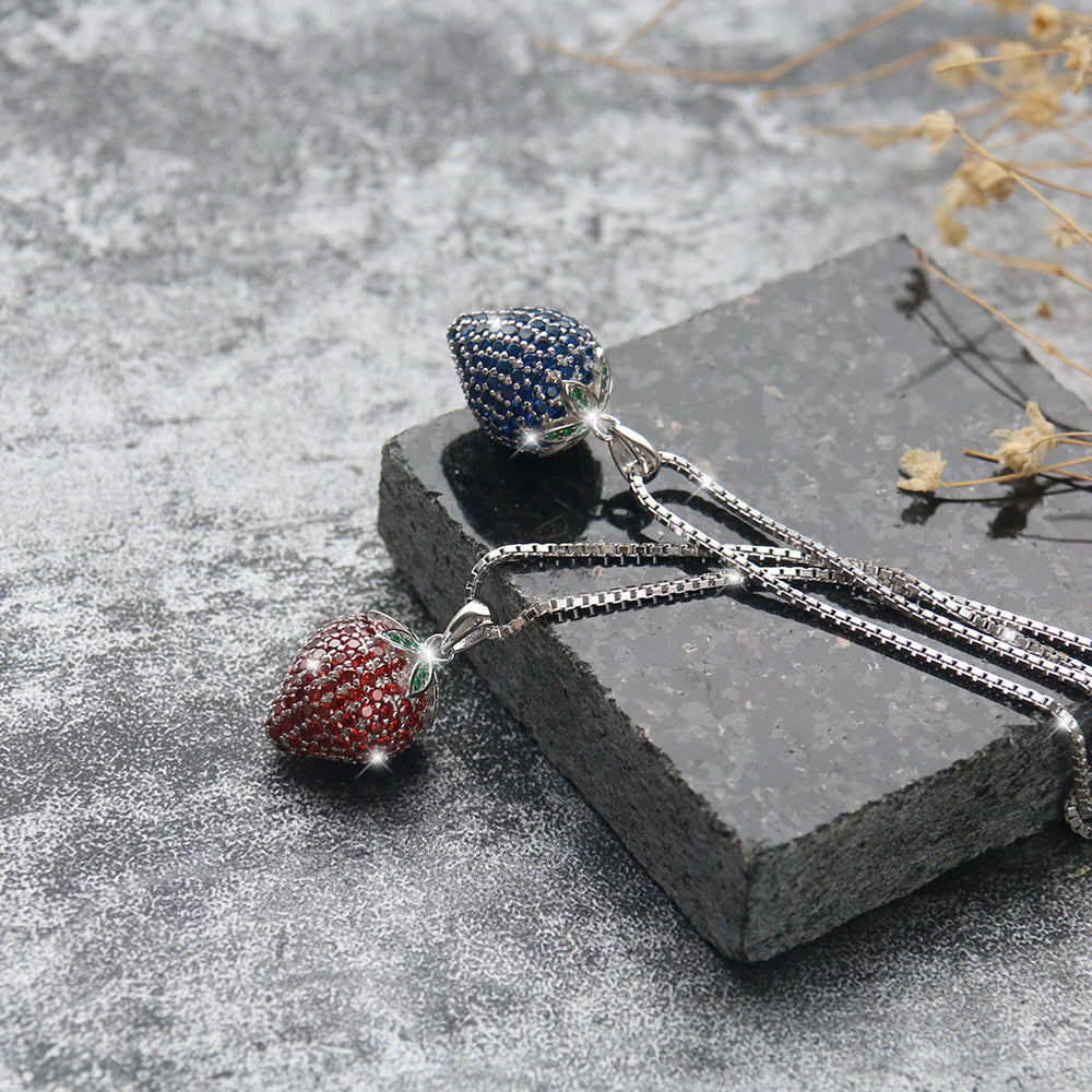 Trendige Erdbeer-Frucht-Halskette mit blauen Kristallen und silberner Kette – modernes Accessoire für Frauen