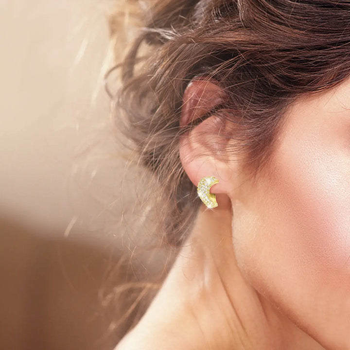 Modisches Modell trägt vergoldete Creole Glamour Ohrringe – Damen Schmuck aus 925 Silber mit Zirkonia Steinen