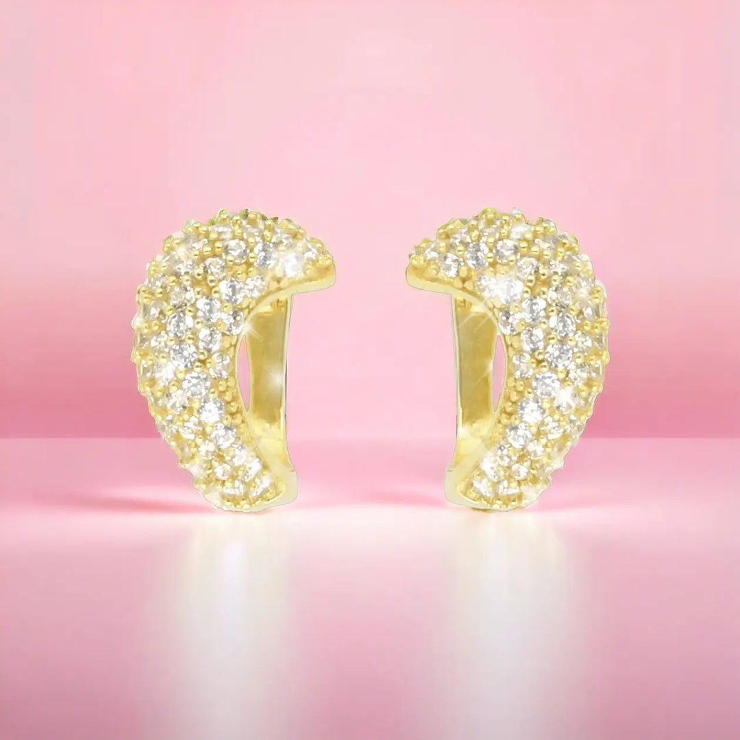 Trendige Damen Creolen Ohrringe aus 925 Silber mit Zirkonia auf rosa Hintergrund – idealer Schmuck für Frauen