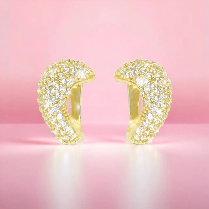 Trendige Damen Creolen Ohrringe aus 925 Silber mit Zirkonia auf rosa Hintergrund – idealer Schmuck für Frauen