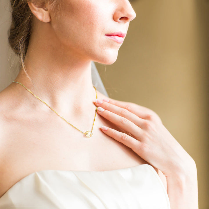 Stilvolle Halskette Golden Grace mit strahlender Zirkonia-Kugel – getragen von Frau – eleganter Goldschmuck für besondere Anlässe