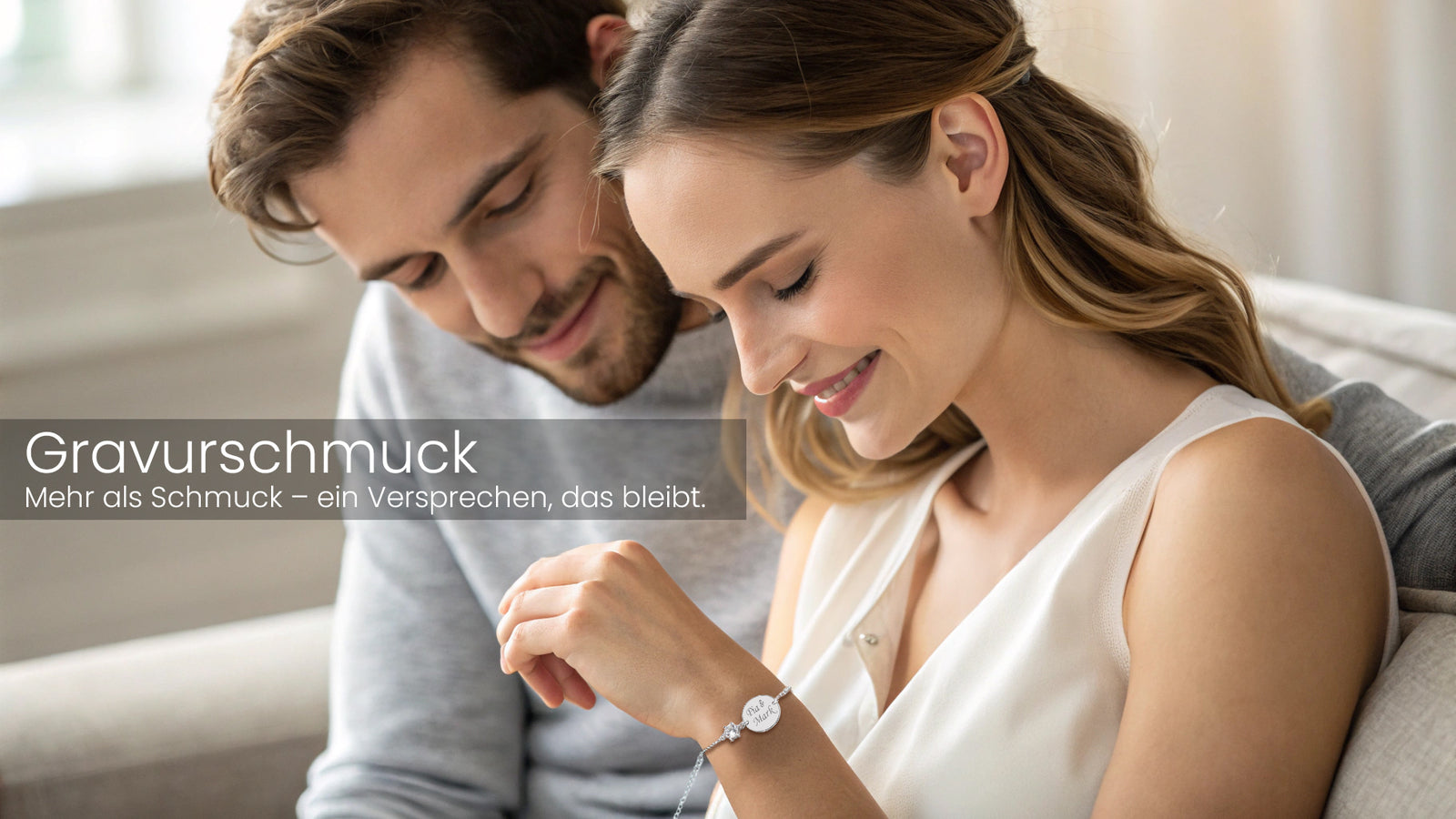 Verliebtes Paar betrachtet individuelles Gravurarmband für Damen – personalisierter Schmuck mit Namen als emotionale Geschenkidee