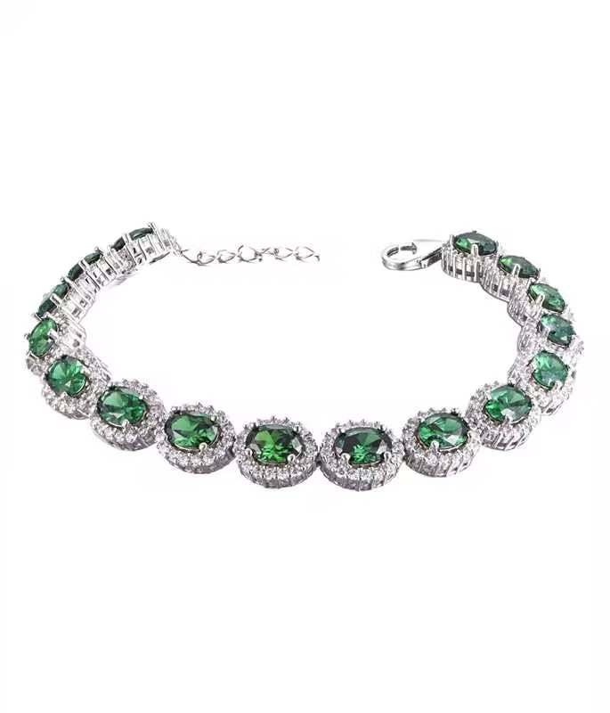 Exklusives Damen Armband mit funkelnden smaragdgrünen Zirkonia in Silberfassung – hochwertiger Schmuck mit luxuriösem Design für glamouröse Auftritte.
