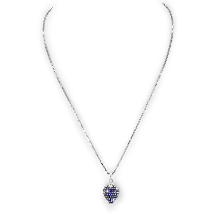 Elegante Halskette in Silber mit blauem Erdbeer-Anhänger, besetzt mit funkelnden Zirkonia-Steinen – perfektes Damen-Schmuckstück
